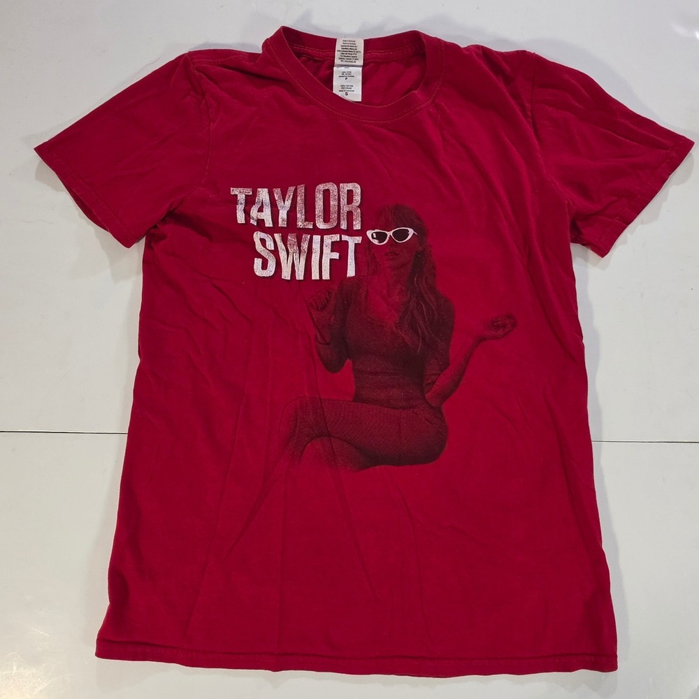 Taylor Swift Red Tour 2013 Concert Graphic T-Shirt Red Small Gildan Softstyle